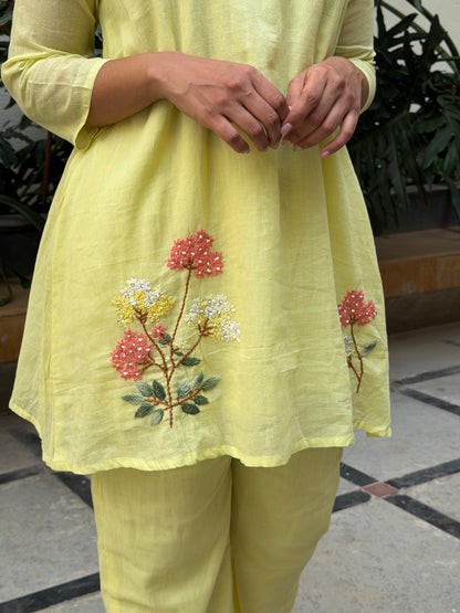 A0642 Mul cotton 2pc set in beautiful yellow shade. These are one sizes down so mentioned tag size vs actual size 38-36,38-40,40-42,42-44,44-46