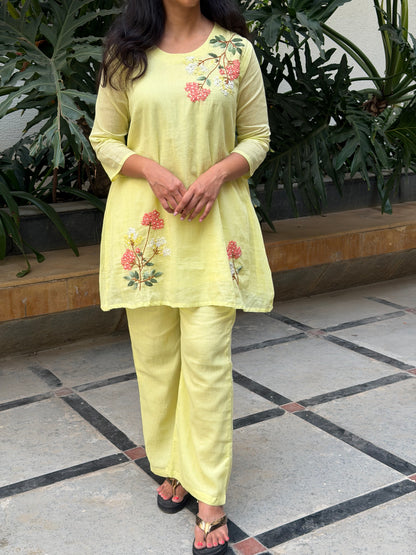 A0642 Mul cotton 2pc set in beautiful yellow shade. These are one sizes down so mentioned tag size vs actual size 38-36,38-40,40-42,42-44,44-46