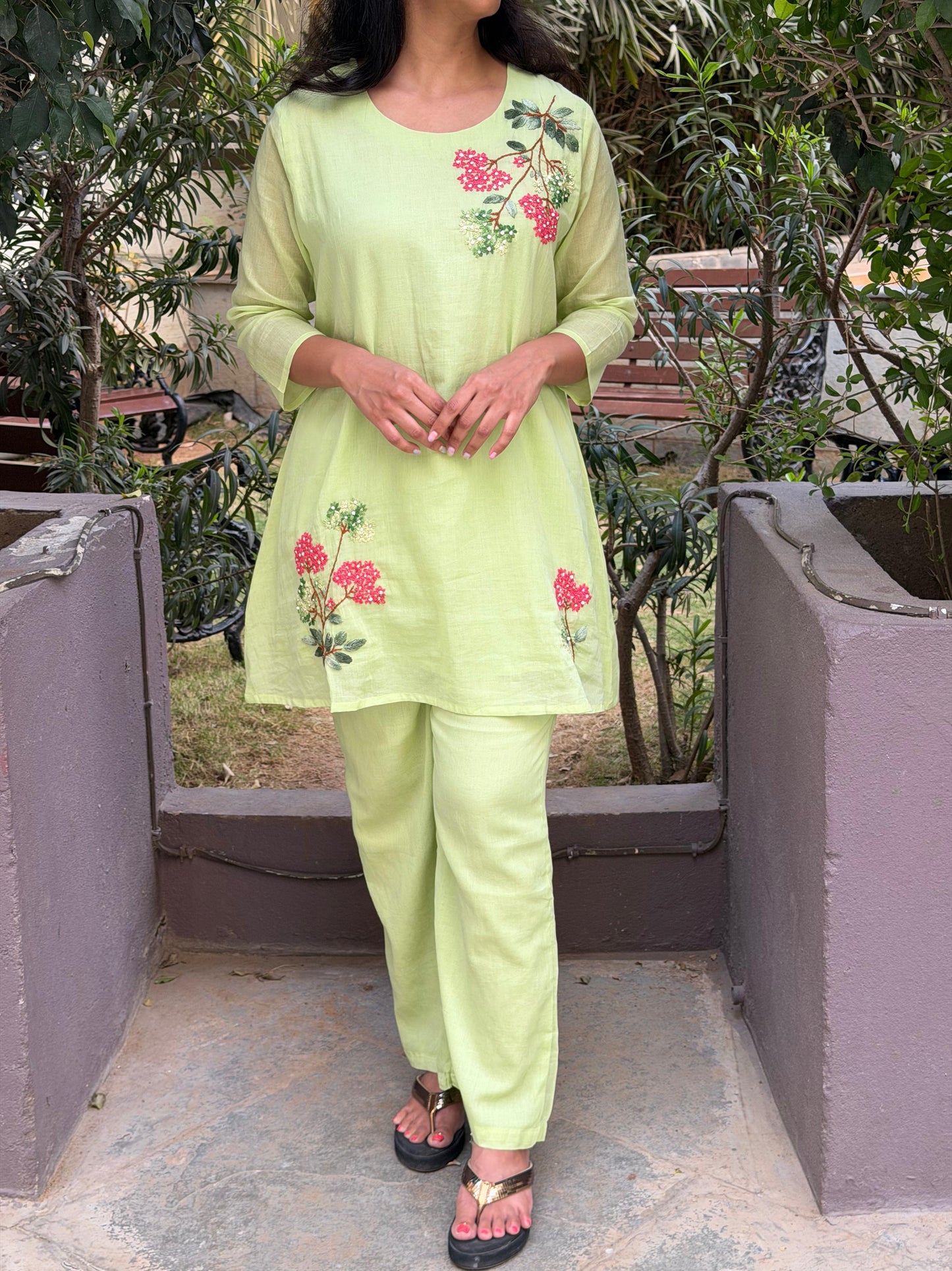 A0668 green mul cotton coord set with hand embroidery detailing. These are one sizes down so mentioned tag size vs actual size 38-36,38-40,40-42,42-44,44-46