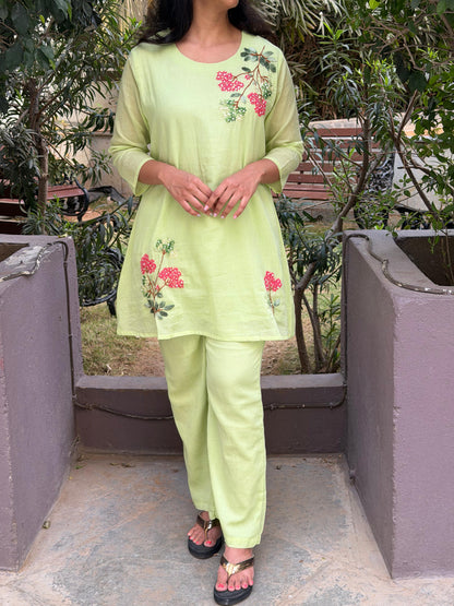 A0668 green mul cotton coord set with hand embroidery detailing. These are one sizes down so mentioned tag size vs actual size 38-36,38-40,40-42,42-44,44-46